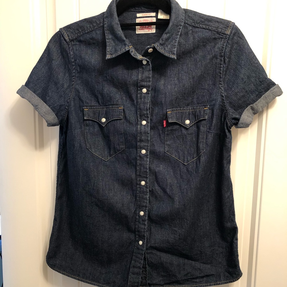 2/$20. Levi’s short sleeve classic fit jean shirt. Sz med. Like new.
